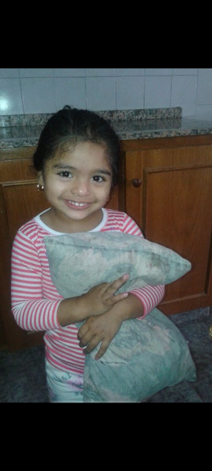 Brisa Barraza de niña abrazando un almohadón