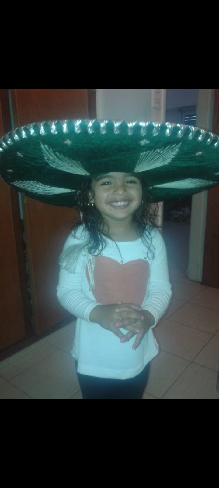 Brisa Barraza de niña con sombrero